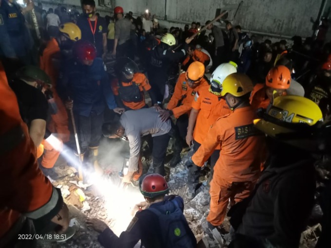 Petugas gabungan berusaha mengevakuasi korban yang terjebak di dalam bangunan Alfamart yang roboh di Gambut, Kabupaten Banjar, Kalsel, Senin (18/4) sore. (RADAR BANJARMASIN) - Image