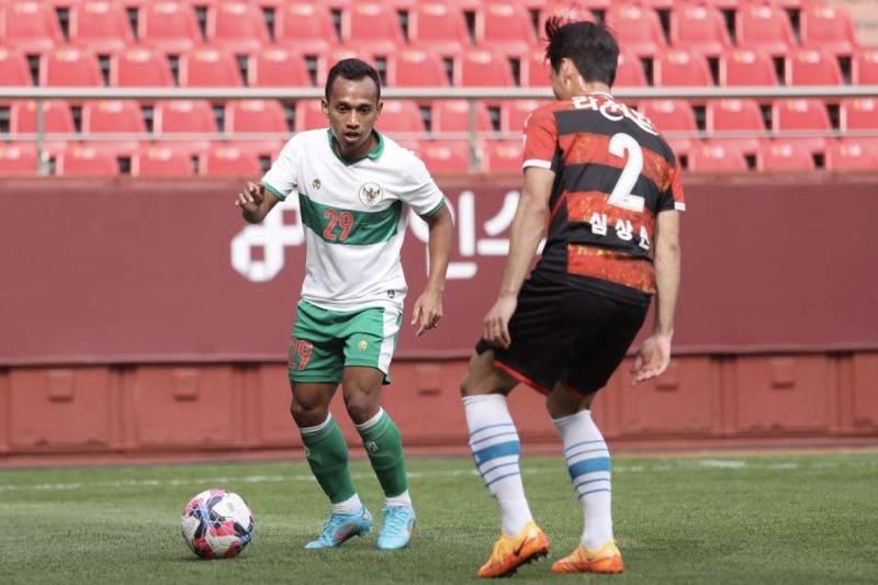 Pemain tim nasional U-23 Indonesia Irfan Jaya (kiri) berhadapan dengan pemain Pohang Steelers dalam laga uji coba di Stadion Steel Yard, Pohang, Korea Selatan, Sabtu (23/4/2022). Indonesia kalah 0-2 dalam pertandingan yang menjadi salah satu persiapan men - Image