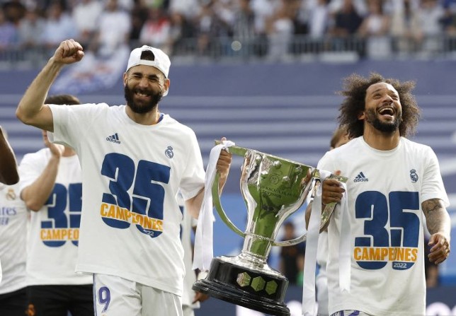 Dua kapten Real Madrid Karim Benzema (kiri) dan Marcelo (kanan) memegang trofi LaLiga setelah memenangkan pertandingan lawan Espanyol pada Sabtu (30/4). Juan Medina/Reuters/Antara - Image