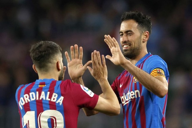 Pemain FC Barcelona Sergio Busquets (kanan) merayakan gol kedua timnya bersama Jordi Alba ketika Barca menang 2-1 atas RCD Mallorca di Camp Nou, Minggu (1/5). Albert Gea/Reuters/Antara - Image