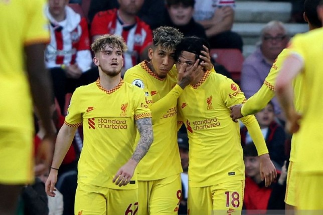 Takumi Minamino (kanan) melakukan selebrasi dengan rekan setimnya usai mencetak gol penyeimbang untuk Liverpool dalam pertandingan Liga Inggris lawan Southampton pada Rabu (18/5). Ian Walton/Reuters/Antara - Image