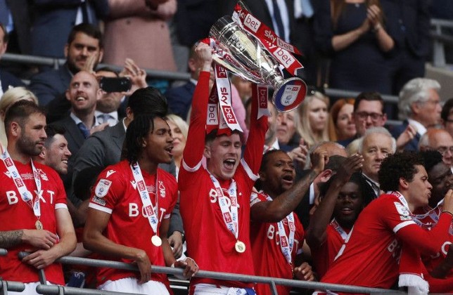 Pemain Nottinham Forest James Gardner (tengah) merayakan keberhasilan timnya promosi ke Liga Premier Inggris musim depan setelah mengalahkan Huddersfield 1-0 pada partai final play off Divisi Championship di Stadion Wembley, London, Minggu (29/5). Andrew - Image