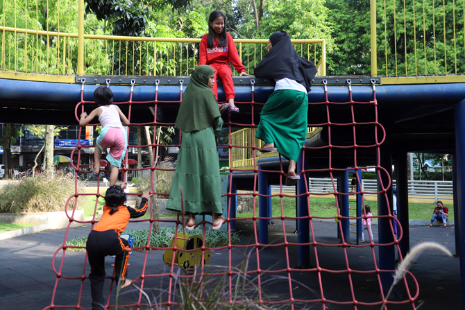 14.517 Kasus Kekerasan Anak Terjadi Pada 2021 Sejumlah anak-anak saat bermain di RPTRA Taman Puring, Jakarta, Selasa (24/5/2022). Kementerian Pemberdayaan Perempuan dan Perlindungan Anak (PPPA) mencatat 14.517 kasus kekerasan anak terjadi sepanjang 2021. - Image