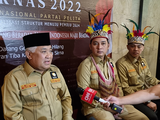 Ketua Umum Partai Pelita Beni Pramula (tengah) bersama Ketua Majelis Permusyawaratan Partai (MPP) Pelita Din Syamsuddin dalam Rakernas I Partai Pelita di Ancol, Jakarta Utara, Senin (16/5). (MUHAMMAD RIDWAN/JAWAPOS.COM) - Image