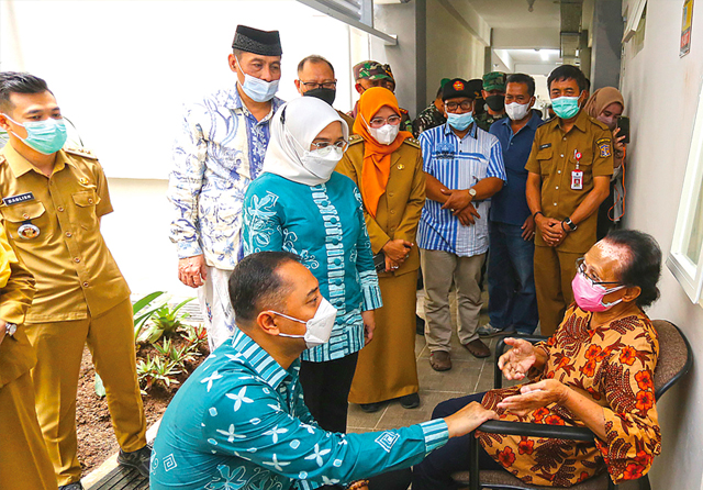 TERHARU: Diah Susilaningtia, penghuni Rusunawa Gunung Anyar tahap II, menangis saat bertemu Wali Kota Surabaya Eri Cahyadi setelah peresmian Rusunawa Gunung Anyar tahap II pada Senin (30/5). (Frizal/Jawa Pos) - Image