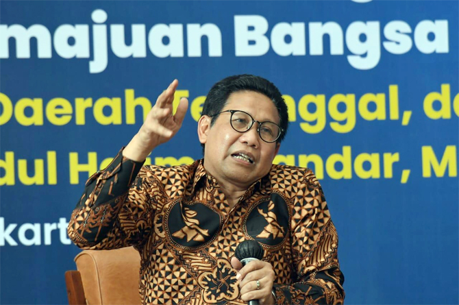 Menteri Desa, PDT, dan Transmigrasi Abdul Halim Iskandar memaparkan tentang pembangunan desa berkelanjutan dan kebangkitan transmigrasi modern untuk kemajuan bangsa pada Minister Lecture di Kampus UGM, Yogyakarta, Kamis (19/5/2022). Minister Lecture yang - Image