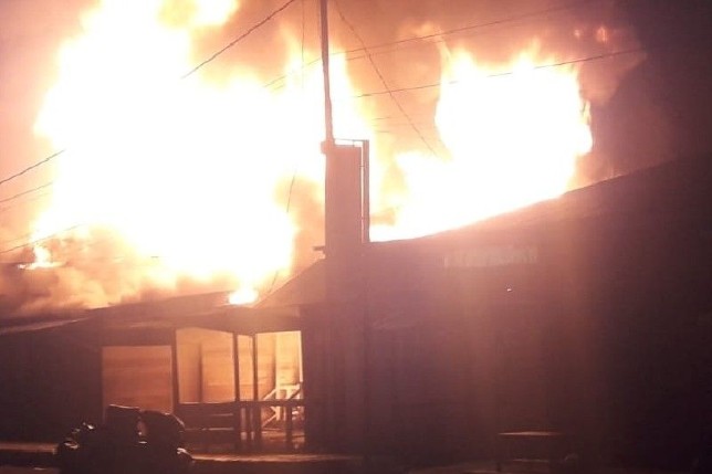 Pembakaran oleh sekelompok warga terhadap rumah dan kios masyarakat di Kabupaten Dogiyai, Minggu (22/5) malam. Kodim 1705 Nabire/Antara - Image