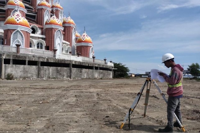 Pekerja Masjid 99 Kubah mengerjakan perampungan masjid ikon Makassar, Sulawesi Selatan. Humas Pemprov Sulsel/Antara - Image