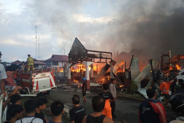 Kebakaran Gedung Badan Kepegawaian dan Pengembangan Sumber Daya Manusia (BKPSDM) Kapuas Hulu, Kalimantan Barat, Minggu (22/5) sore. Teofilusianto Timotius/Antara - Image