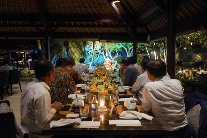 Para Menteri Ekonomi ASEAN telah tiba di Jimbaran, Bali untuk menghadiri Pertemuan ASEAN Economic Ministers’ (AEM) Special Meeting pada 17–18 Mei 2022. Kehadiran para menteri ekonomi ASEAN disambut eksotisme tarian tradisional Bali dan hidangan kuliner nu - Image