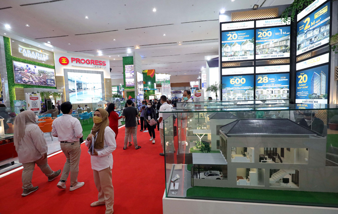 Suasana Pameran Indonesia Properti Expo 2022 yang di gelar di JCC, Jakarta, Minggu (15/5/2022). Penyelenggaran di tahun ke-39 ini, menghadirkan lebih dari 225 proyek properti yang menawarkan cicilan KPR hingga 30 tahun, suku bunga 2,22% dan menargetkan ma - Image
