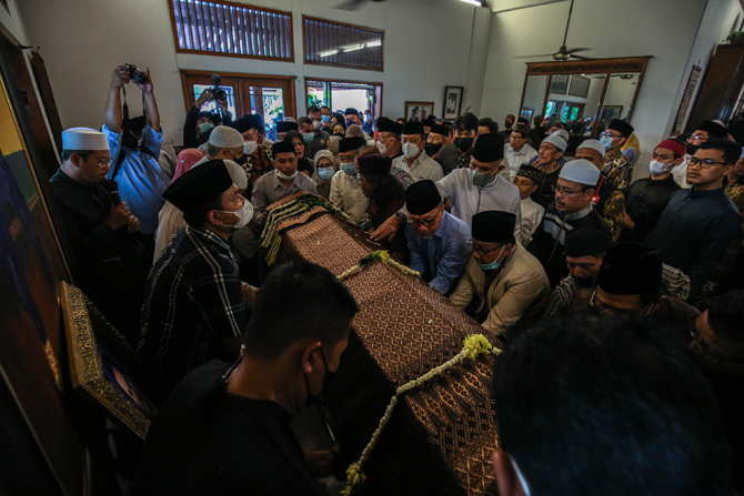 Kerabat saat melayat Politikus senior Golkar, Fahmi Idris di Rumah Duka di Jakarta, Minggu (2/5/2022). Fahmi Idris berpulang hari ini, Minggu (22/5/2022) pukul 10.00 WIB di RS Medistra, Jakarta. FOTO:MIFTAHULHAYAT/JAWA POS - Image