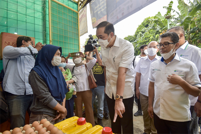 Menteri Perdagangan, Muhammad Lutfi didampingi Direktur Jenderal Perdagangan Dalam Negeri, Oke Nurwan meninjau pelaksanaan program MigorRakyat di Jakarta, Selasa (17 Mei 2002). - Image