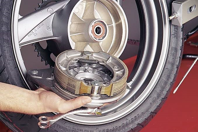 Foto: Ilustrasi: Rem tromol pada sepeda motor. (Louis). - Image