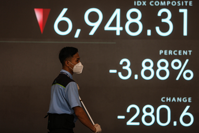 Petugas kebersihan beraktivitas di dekat layar pergerakan Indeks Harga Saham Gabungan (IHSG), Bursa Efek Indonesia, Jakarta, Senin (9/5/2022). Pasca libur Lebaran, perdagangan IHSG di buka melelmah 74 poin atau 1,02 persen ke posisi 7.154,92, sementara pa - Image