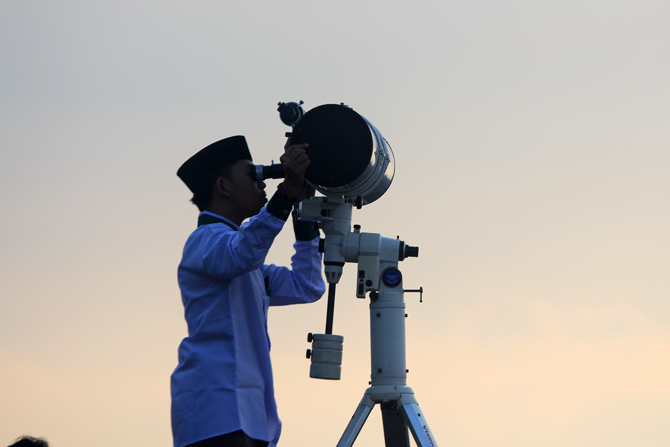 Petugas melakukan pemantauan hilal (ru - Image