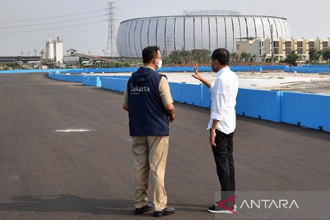 Presiden Joko Widodo (kanan) didampingi Gubernur DKI Jakarta Anies Baswedan meninjau sirkuit Formula E di Ancol, Jakarta Utara, Senin (25/4). Rusman/Biro Pers Setpres/Antara - Image