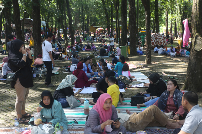 Sejumlah pengunjung berwisata di Taman Margasatwa Ragunan , Jakarta, Minggu (8/5/2022). Warga Jakarta dan sekitarnya memanfaatkan libur Idul Fitri 1443 H untuk berekreasi bersama keluarga ke tempat-tempat wisata di Ibu Kota. FOTO: SALMAN TOYIBI/JAWA POS - Image