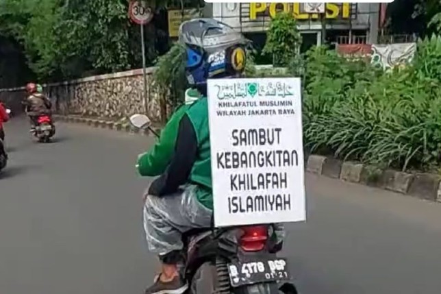 Tangkapan layar rombongan pengendara sepeda motor membawa atribut khilafah saat melintas di Cawang, Jakarta, Minggu (29/5). Twiter/@miduk17/Yogi Rachman/Antara - Image