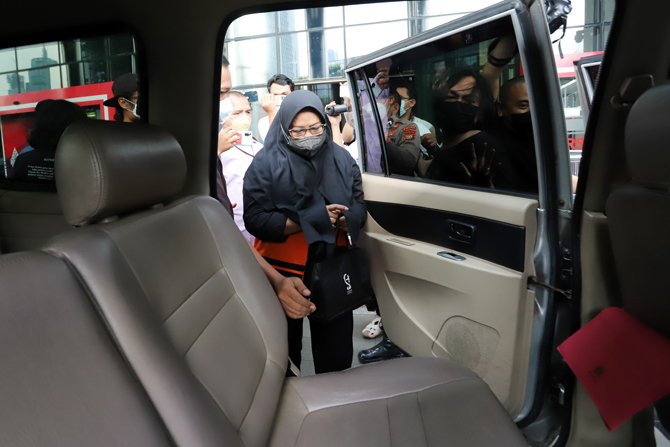 Tersangka Bupati Bogor nonaktif Ade Yasin usai menjalani pemeriksaan di Gedung Merah Putih KPK, Jakarta, Selasa (10/5/2022). Ade Yasin menjalani pemeriksaan perdana usai ditetapkan sebagai tersangka dalam kasus dugaan suap kepada anggota tim audit BPK Per - Image