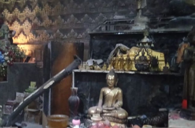 Wihara Girinaga Makassar yang mengalami kebakaran akibat lilin terjatuh, namun dipadamkan petugas sekuriti dan warga setempat sebelum api membesar. Wihara Girinaga/Antara - Image