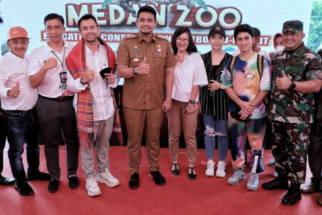 Wali Kota Medan Bobby Nasution (keempat dari kiri) bersama Raffi Ahmad (ketiga dari kiri) di Medan Zoo, Medan, Selasa (17/5). Diskominfo Kota Medan/Antara - Image