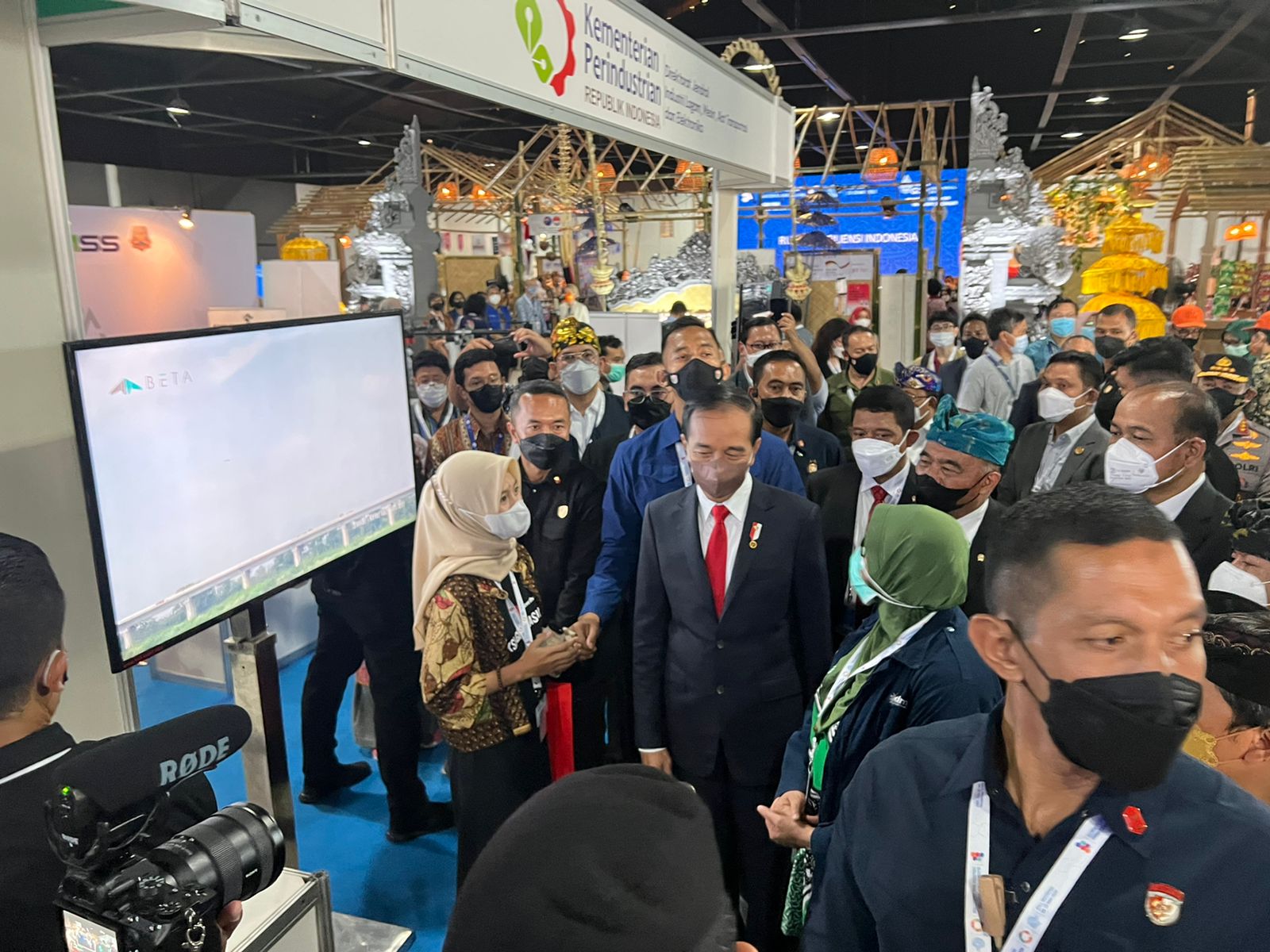 Presiden Jokowi meninjau pameran GPDRR ke-7 di Nusa Dua, Badung, Bali, Rabu (25/5). (ISTIMEWA) - Image
