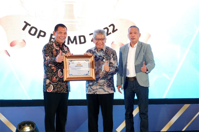 Direktur Utama bank bjb Yuddy Renaldi (tengah) menerima penghargaan anugerah Infobank Top BUMD 2022, peringkat 1 kategori BPD KBMI 2 (modal inti Rp 6 triliun sampai dengan Rp14 triliun) beraset di atas Rp100 triliun. - Image