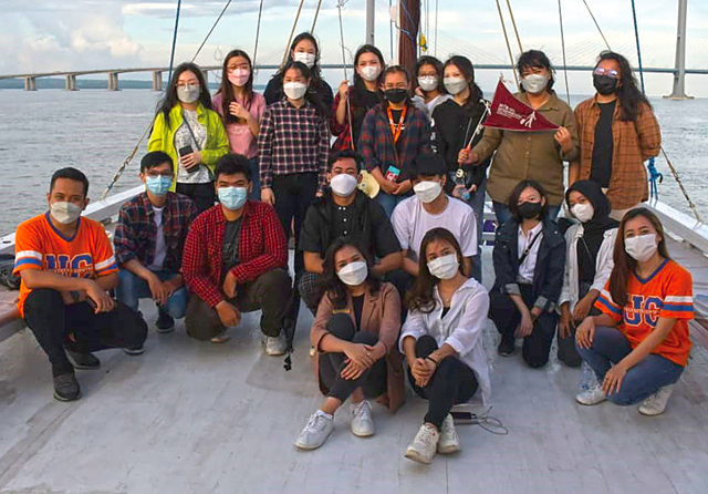 KAPAL WISATA: Dengan kapal pinisi, warga bisa menyusuri tepi laut untuk melihat keindahan Suramadu. (Pelindo Properti Indonesia untuk Jawa Pos) - Image