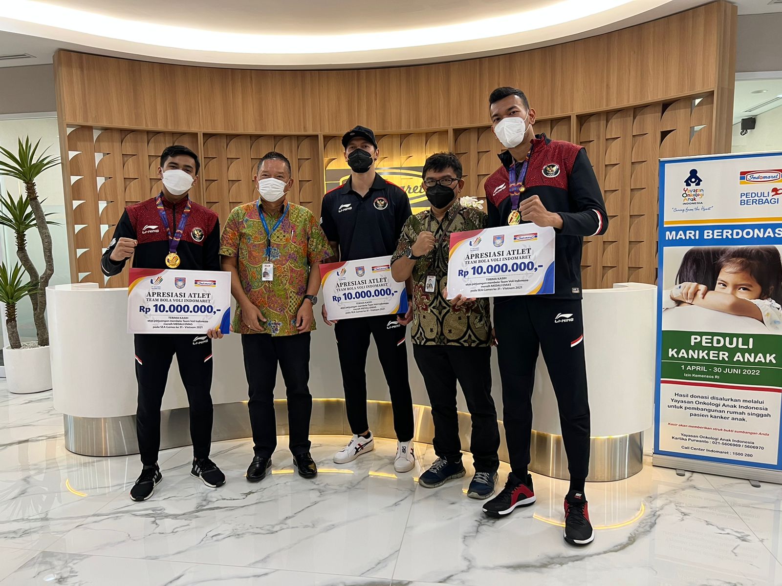 APRESIASI: Manajemen Indomaret memberikan bonus secara simbolis buat tiga pemainnya. INDOMARET VOLLEYBAL CLUB - Image