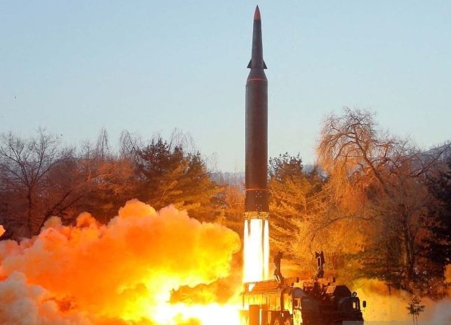 Suasana kegiatan yang dilaporkan Kantor Berita Sentral Korea Utara (KCNA) sebagai uji coba penembakan rudal hipersonik di lokasi yang dirahasiakan di Korea Utara (5/1). KCNA/Reuters/Antara - Image