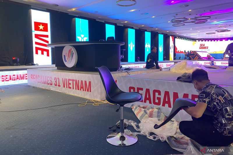 Pekerja mempersiapkan area caster dan analis pertandingan cabang olahraga eksibisi esport SEA Games Vietnam di National Convention Center, Hanoi, Vietnam, Rabu (11/5/2021). (ANTARA/Arindra Meodia) - Image