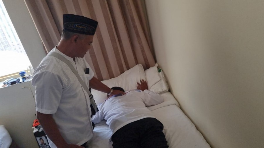 Abdul Malik, jemaah haji asal Desa Penganten, Balen, Bojonegoro yang memberikan pijat gratis di Mekkah, Arab Saudi. (Istimewa) - Image