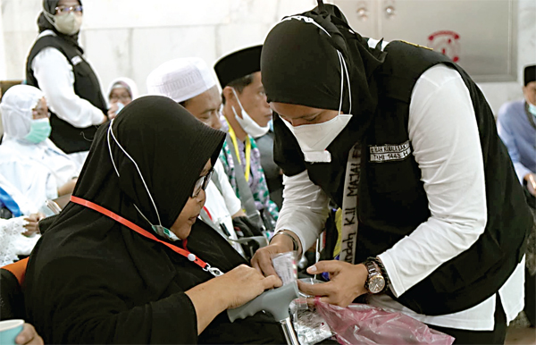 CEK KESEHATAN: Calon jemaah haji mendapatkan pelayanan di Kantor Kesehatan Haji Indonesia (KKH() Makkah kemarin (29/6). (MEDIA CENTER HAJI) - Image