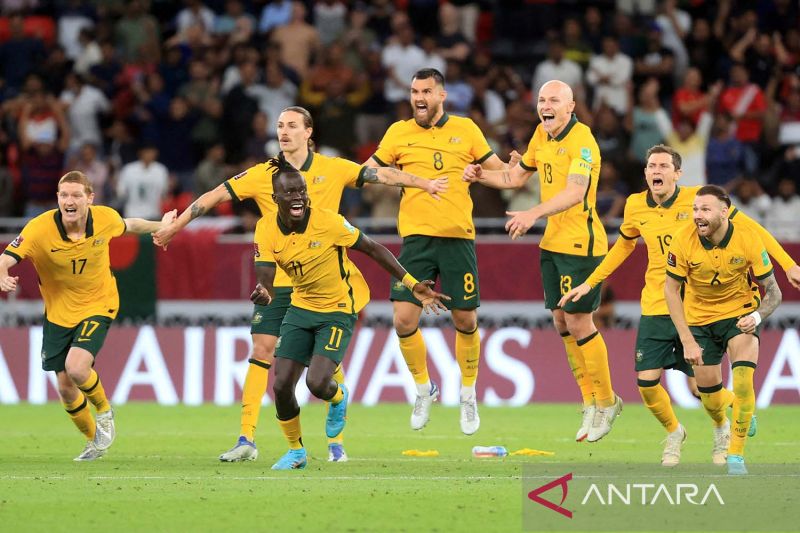Para pemain Australia termasuk Awer Mabil (ketiga kiri) merayakan kemenangan drama adu penalti pada babak kualifikasi Piala Dunia 2022 melawan Peru di Al Rayyan Stadium, Qatar (13/6/2022). Timnas Australia lolos ke Piala Dunia 2022 usai menang adu penalti - Image