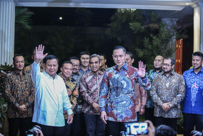 Ketua Umum Partai Gerindra Prabowo Subianto (kiri) bersama Ketua Umum Partai Demokrat Agus Harimurti Yudhoyono (kanan) memberikan keterangan usai pertemuan Di kertanegara, Jakarta, Jumat (24/6/2022). Pertemuan antara Partai Demokrat dan Partai Garinda ter - Image