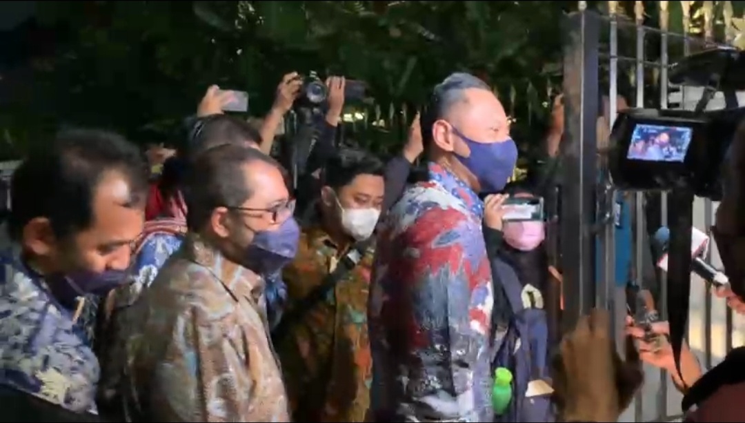 Ketua Umum Partai Demokrat Agus Harimurti Yudhoyono (AHY) tiba di kediaman Ketua Umum Partai Gerindra Prabowo Subianto di Kertanegara Nomor 4, Kebayoran Baru, Jakarta Selatan, Jumat (24/6) malam. - Image