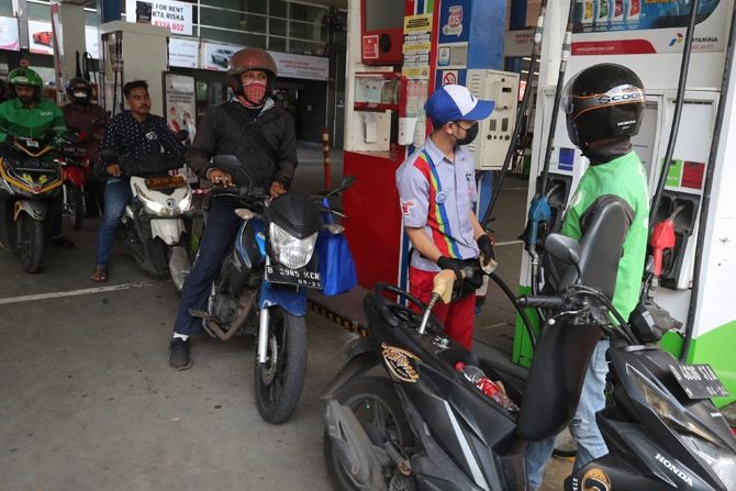 Warga dibantu petugas melakukan pengisian bahan bakar jenis Pertalite di salah satu SPBU di kawasan, Kuningan, Jakarta, Selasa, (28/6/2022). PT Pertamina (Persero) melalui anak usahanya PT Pertamina Patra Niaga berencana mengatur pembelian Jenis Bahan Bak - Image