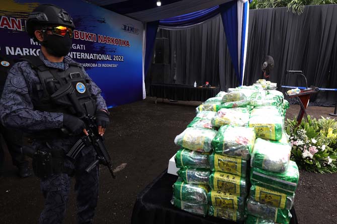 Petugas Badan Narkotika Nasional (BNN) melakukan penjagaan saat pemusnahan barang bukti narkotika di halaman kantor BNN kota Jakarta Utara, Jakarta, Kamis (9/6/2022). BNN menggelar pemusnahan barang bukti narkotika jenis sabu sebanyak 308.445,02 gram dan - Image