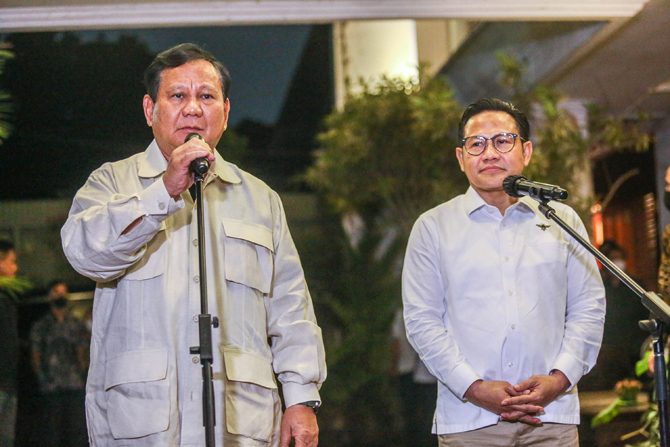 Ketua Umum Gerindra Prabowo Subianto (kiri) bersama Ketua Umum PKB Muhaimin Iskandar (kanan) memberikan keterangan usai melakukan pertemuan di Kertanegara, Jakarta Selatan, Sabtu (18/6/2022). (MIFTAHUL HAYAT/ JAWA POS) - Image