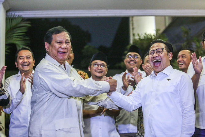 Ketua Umum Gerindra, Prabowo Subianto (kiri)bersama Ketua Umum Partai Kebangkitan Bangsa (PKB), Muhaimin Iskandar (kanan)memberikan keterangan usai melakukan pertemuan di Kertanegara, Jakarta Selatan, Sabtu (18/6/2022). Pertemuan tersebut dilakukan membah - Image