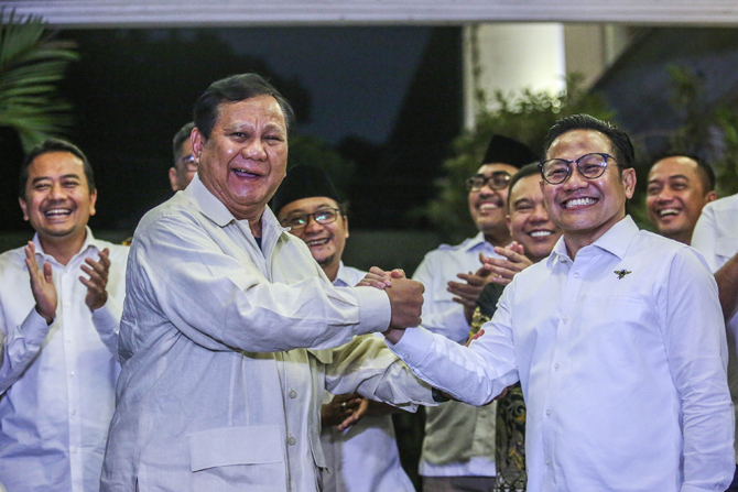 Ketua Umum Gerindra, Prabowo Subianto (kiri)bersama Ketua Umum Partai Kebangkitan Bangsa (PKB), Muhaimin Iskandar (kanan)memberikan keterangan usai melakukan pertemuan di Kertanegara, Jakarta Selatan, Sabtu (18/6/2022). Pertemuan tersebut dilakukan membah - Image