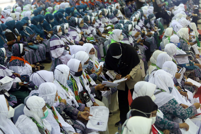 Petugas memeriksa kelengkapan dokumen Calon Jemaah haji kelompok terbang (kloter) 1 embarkasi haji Jakarta-Pondok Gede di Asrama Haji Pondok Gede, Jakarta, Jumat (3/6/2022). Sebanyak 389 jamaah calon asal DKI Jakarta yang tergabung dalam kloter 1 embarkas - Image