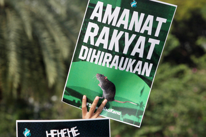 Sejumlah mahasiswa dari beberapa Universitas berunjuk rasa terkait pengesahan Revisi Kitab Undang-Undang Hukum Pidana (RKUHP) di kawasan patung Arjuna Wijaya, Jakarta, Selasa (21/6/2022). Mereka mendesak pemerintah untuk membuka naskah RKUHP kepada masyar - Image