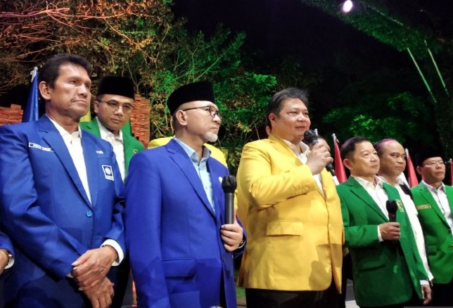 Airlangga Hartarto (tengah) didampingi Zulkifli Hasan dan Suharso Monoarfa saat memberikan keterangan usai penandatanganan nota kesepahaman Koalisi Indonesia Bersatu (KIB) di Jakarta, Sabtu (4/6). Fauzi Lamboka/Antara - Image