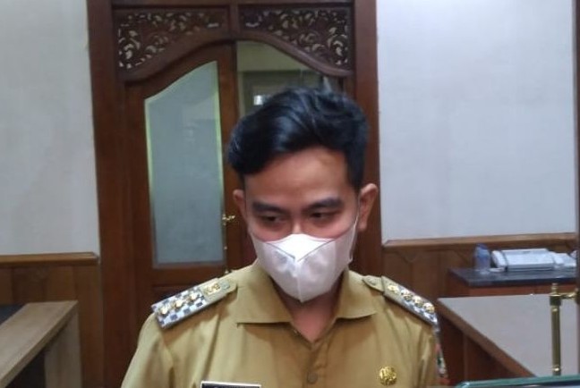 Wali Kota Surakarta Gibran Rakabuming Raka enggan menanggapi akun media sosial penghina istrinya, Selvi Ananda. - Image