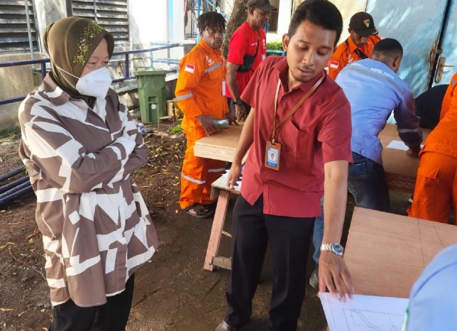 Dosen Departemen Teknik Perkapalan ITS Sufian Imam Wahidi (kanan) menjelaskan rancangan pembuatan cetakan kapal kepada Mensos Tri Rismaharini. Humas ITS - Image