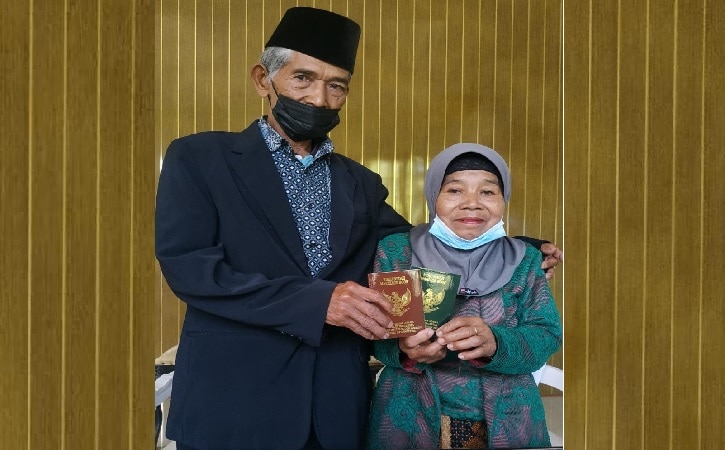Rumpyuh Tarno Sukarto, 93, dan Sulami, 71, melangsungkan pernikahan. (Istimewa) - Image