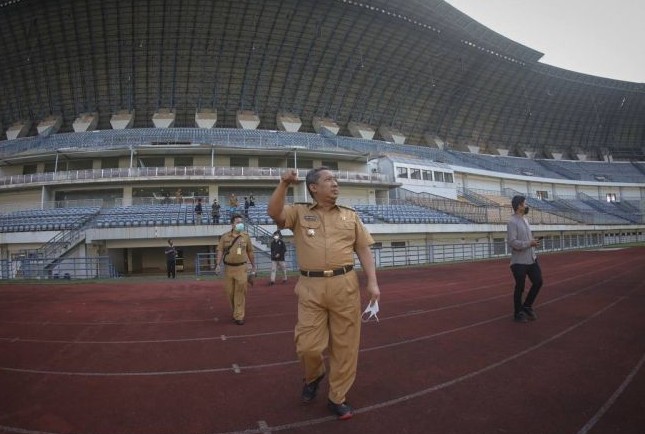 Wali Kota Bandung Yana Mulyana meninjau Stadion Gelora Bandung Lautan Api. Humas Pemkot Bandung/Antara - Image