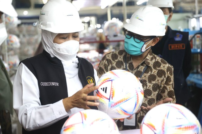 Gubernur Khofifah Indar Parawansa membawa bola Al-Rihla yang diproduksi di Madiun Humas Pemprov Jatim - Image